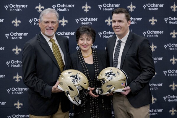 Moore is bullish on the Saints, but noncommittal on Carr, as his 1st  head-coaching gig starts | AP News