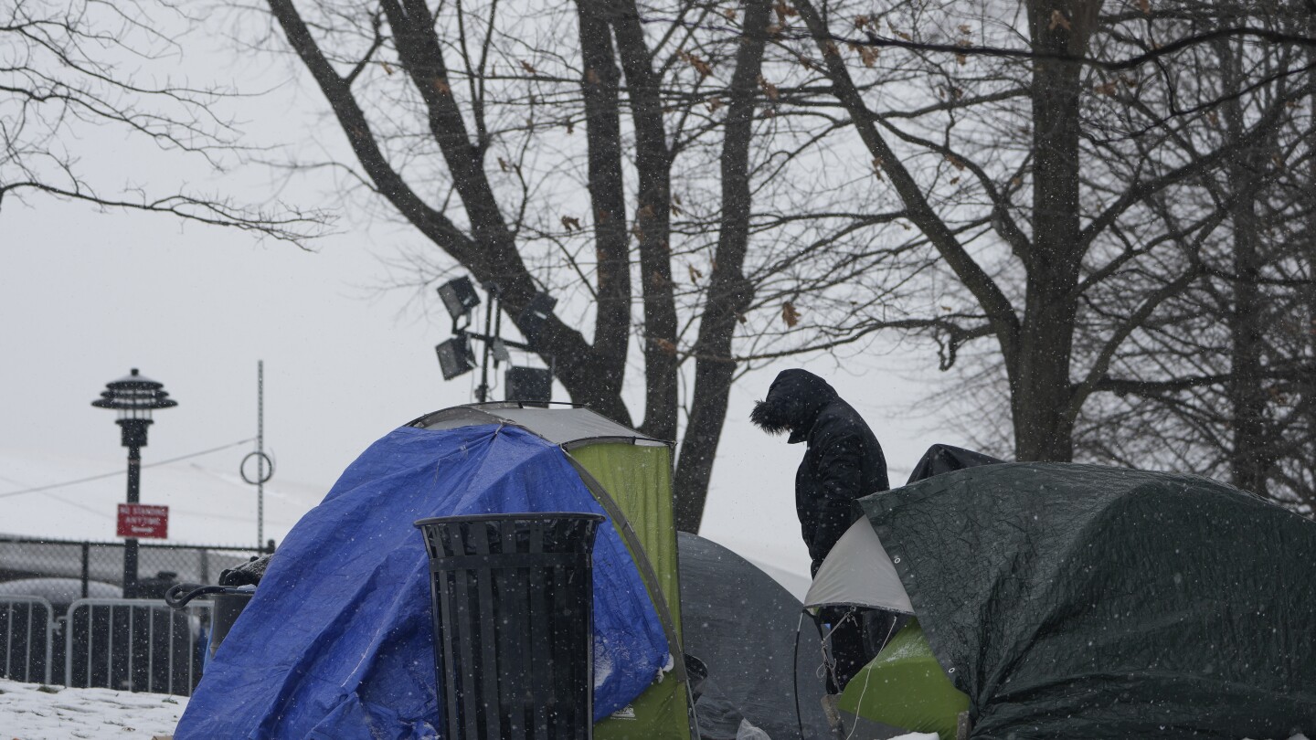 С оскъдни легла и тежка зима палатков лагер се разраства пред най-големия приют за мигранти в Ню Йорк