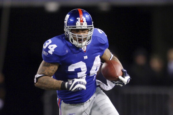 FILE - New York Giants running back Derrick Ward carries against the Carolina Panthers in an NFL football game in East Rutherford, N.J., Dec. 21, 2008. Ward has been arrested in Los Angeles on suspicion of robbery. Ward, 43, was arrested Monday, Dec. 18, 2023, in the North Hollywood area, police said. He was being held Tuesday on $250,000 bail, according to a Los Angeles County Sheriff's Department inmate search website. (AP Photo/Kathy Willens, File)