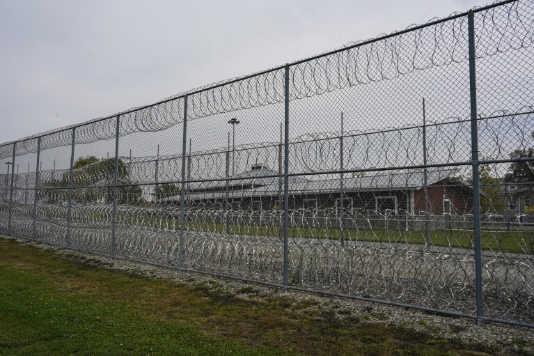 O Reformatório para Mulheres de Ohio, onde Heather Jarvis está encarcerada, é visto além de uma cerca e arame farpado em Marysville, Ohio, quinta-feira, 19 de outubro de 2023. (AP Photo/Carolyn Kaster)
