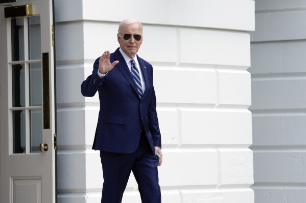 El presidente Joe Biden saluda al salir de la Casa Blanca en Washington, el jueves 25 de abril de 2024, antes de viajar a Nueva York. (AP Foto/Susan Walsh)