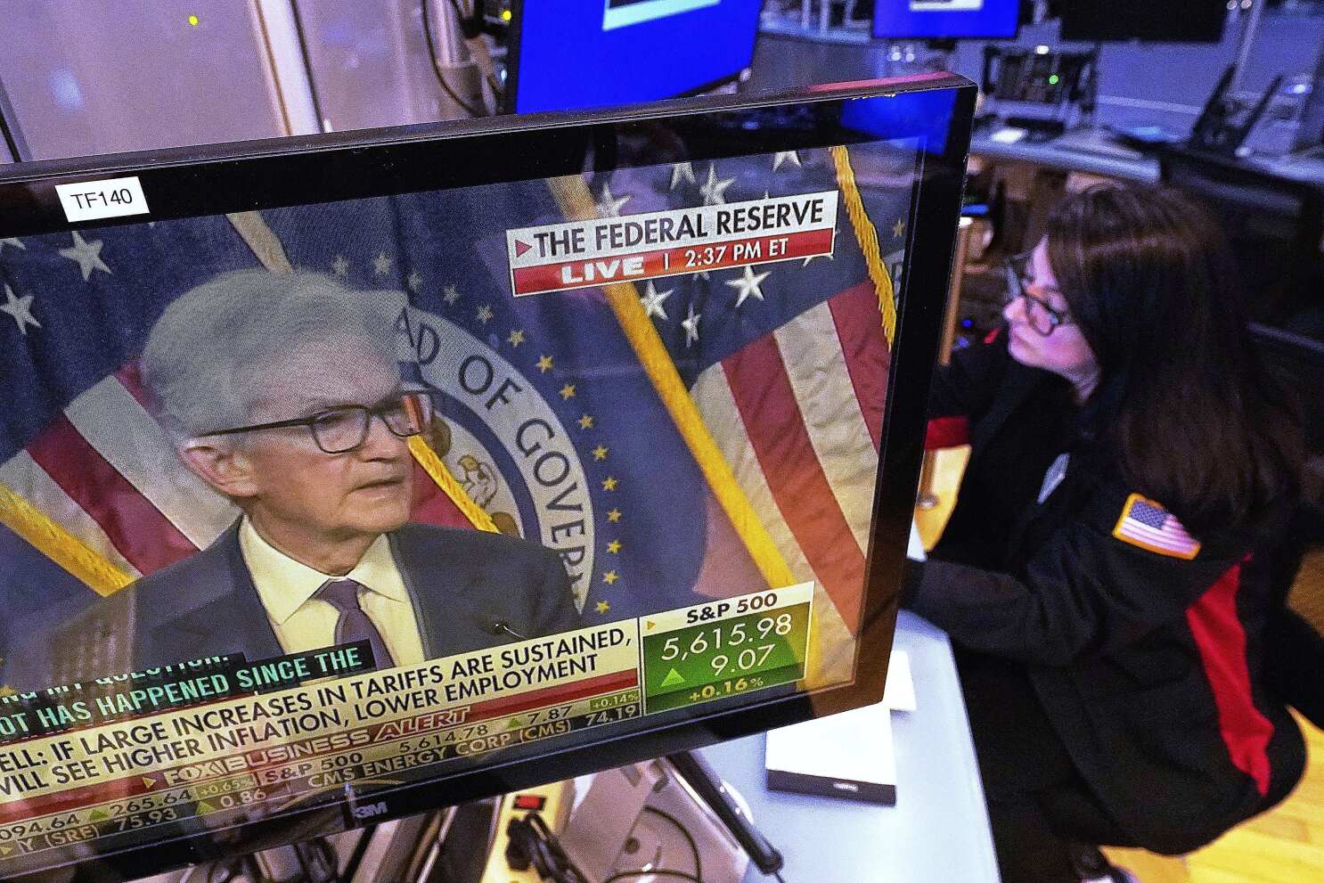 Wall Street cierra al alza. Fed mantiene tasas sin cambios pero advierte sobre riesgos económicos