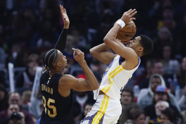 Curry, Poole combine for 64 as Warriors beat Thunder 136-125