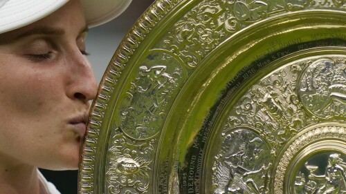 Česká republika Markéta Vondroušová slaví s trofejí poté, co porazila Tunisanku Ons Jabeurovou ve finále ženské dvouhry 13. dne tenisového Wimbledonského šampionátu v Londýně, v sobotu 15. července 2023. (AP Photo/Alastair Grant)