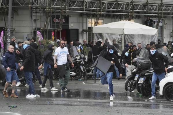 I tifosi della Lazio si ribellano alla polizia prima della partita di calcio di Serie A tra Lazio e Roma allo Stadio Olimpico di Roma, domenica 13 aprile 2025. (AP Photo/Gregorio Borgia)