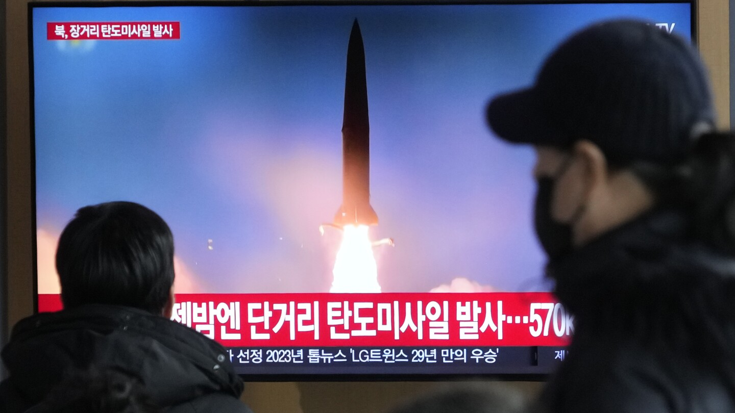 Ким на Северна Корея заплаши „по-нападателни действия“ срещу САЩ, след като наблюдава мощен ракетен тест