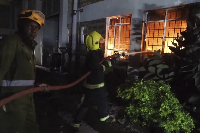 En esta imagen extraída de un vídeo, los bomberos combaten un incendio en Nairobi, funcionario del gobierno de Kenia (Foto AP)