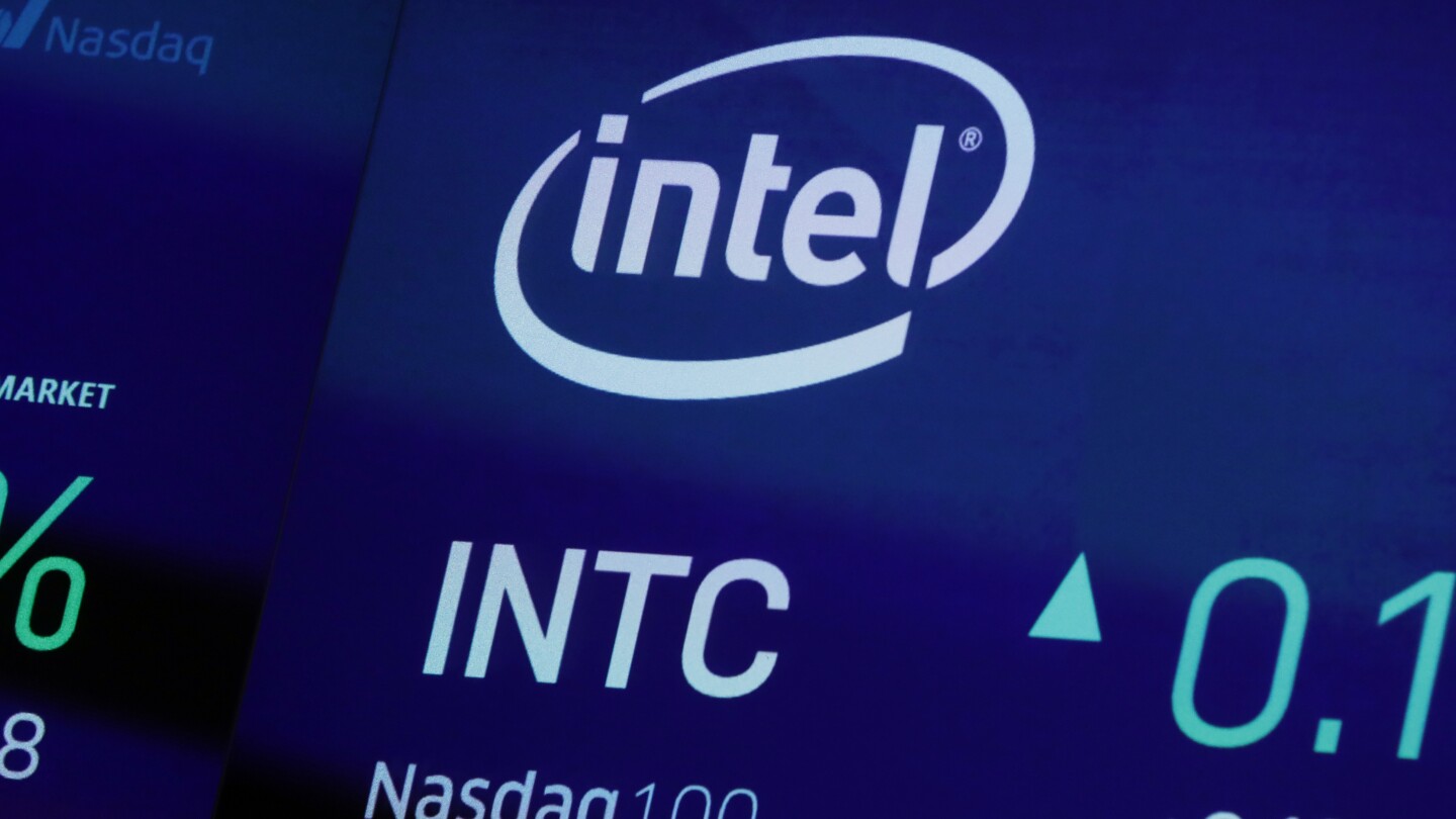 Производителят на чипове Intel ще съкрати 15 000 работни места, докато се опитва да съживи бизнеса си и да се конкурира с конкурентите