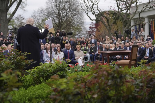 El presidente estadounidense Donald Trump habla durante un evento para anunciar aranceles nuevos en la Rosaleda de la Casa Blanca, en Washington, el miércoles 2 de abril de 2025. (AP Foto/Evan Vucci)