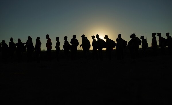 ARCHIVO - Migrantes que cruzaron el río Bravo (o Grande) y entraron sin autorización a Estados Unidos desde México forman una fila para ser procesados por la Oficina de Aduanas y Protección Fronteriza, el 23 de septiembre de 2023, en Eagle Pass, Texas. (AP Foto/Eric Gay, archivo)