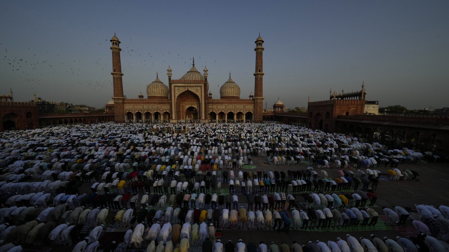 ДЖАКАРТА Индонезия АП — Мюсюлманите в Азия в понеделник празнуваха
