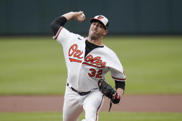 Baltimore Orioles starting pitcher Matt Harvey (32) throws a pitch