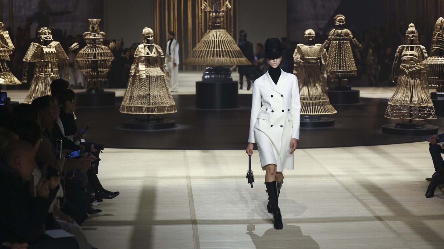 Dior празнува 60-те години на миналия век и произхода на конфекцията на Седмицата на модата в Париж