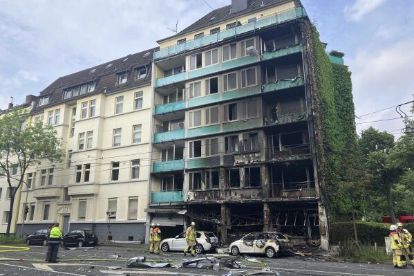 En la imagen, escombros esparcidos en una calle frente a un edificio con graves desperfectos causados por un incendio, en Dusseldorf, Alemania, el 16 de mayo de 2024. (Jana Glose/dpa vía AP)