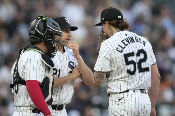 Chicago White Sox pitching coach Ethan Katz, center, talks with catcher Korey Lee and starting pitcher Mike Clevinger during the third inning of the team's baseball game against the Baltimore Orioles on Thursday, May 23, 2024, in Chicago. (AP Photo/Charles Rex Arbogast)