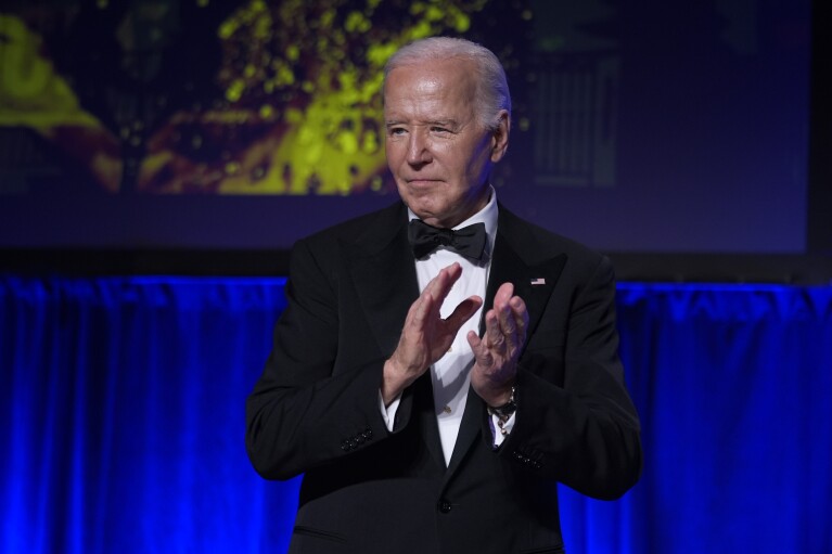 Prezydent Joe Biden oklaskuje na zakończenie kolacji Stowarzyszenia Korespondentów Białego Domu w hotelu Washington Hilton, sobota, 27 kwietnia 2024 r. w Waszyngtonie.  (AP Photo/Manuel Pals Seneta)