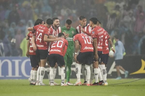 Los jugadores del Guadalajara previo al partido contra el América en la Liga MX, el sábado 16 de septiembre de 2023, en Ciudad de México. (AP Foto/Eduardo Verdugo)