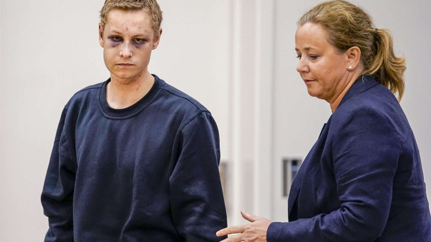 Mistenkt i Norges moskeangrep smiler under rettsmøtet