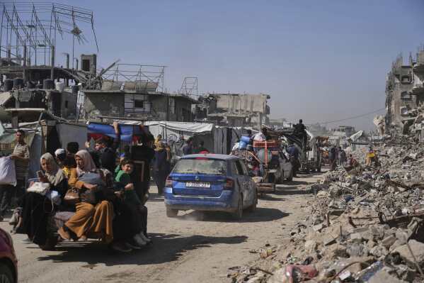 Displaced Palestinians fled on Friday, May 16, 2025, in Jabalia, Northern Gaza, in Jabalia, Nord -Gaza, flee in front of the Gaza Strip.
