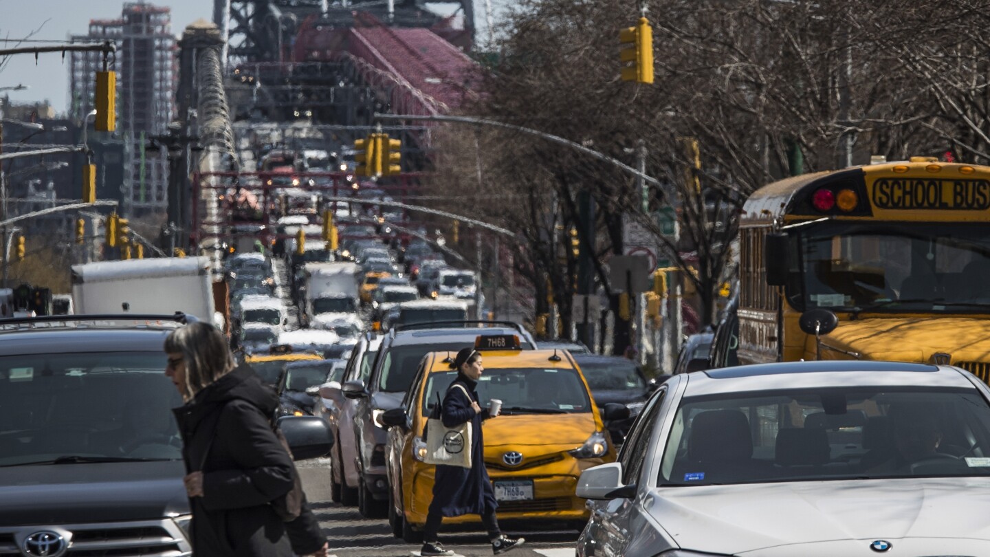 Губернаторът на Ню Йорк настоява за увеличаване на данъците след премахването на програмата за такси за изминат участък в Манхатън