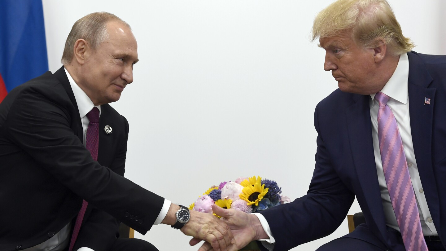 Putin Presents a Portrait of Trump to the U.S. President