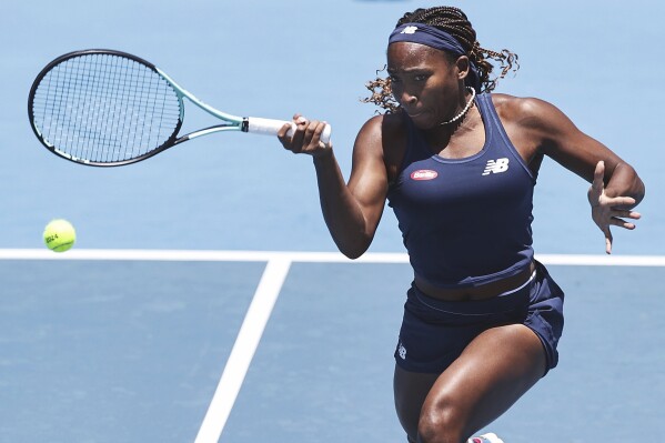 La estadounidense Coco Gauff hace una devolución ante la checa Brenda Fruhvirtova en el torneo de Auckland, Nueva Zelanda, el jueves 4 de enero de 2024 (David Rowland/Photosport via AP)