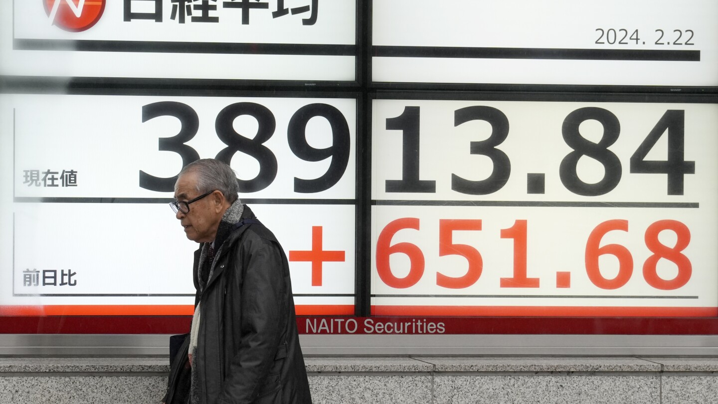 БАНКОК (AP) — Японският бенчмарк за акции Nikkei 225 скочи