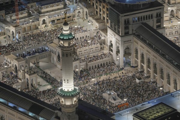 Những người hành hương Hồi giáo thực hiện những lời cầu nguyện tại Nhà thờ Hồi giáo Lớn, trong lễ Hajj hàng năm ở Mecca, Ả Rập Saudi, Thứ Ba, ngày 11 tháng 6 năm 2024. (Ảnh AP / Rafiq Maqbool)