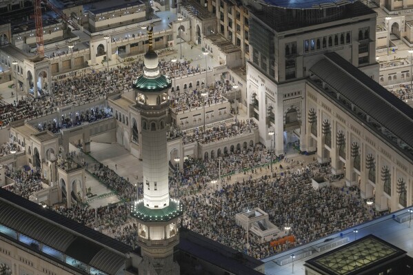 Peregrinos musulmanes realizan oraciones en la Gran Mezquita, durante el Hajj anual en La Meca, Arabia Saudita, el martes 11 de junio de 2024. (Foto AP/Rafiq Maqbool)