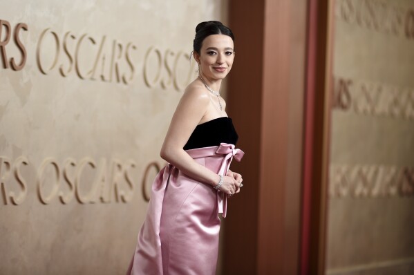 Mikey Madison llega a la alfombra roja de los Premios Oscar, el domingo 2 de marzo de 2025, en el Teatro Dolby de Los Ángeles. (Foto por Richard Shotwell/Invision/AP)
