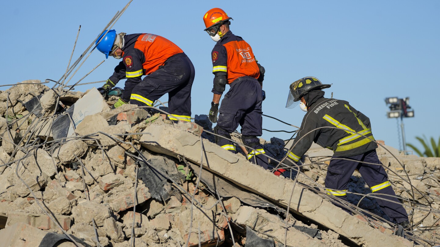 Надеждите избледняват за 44 работници, които все още са в неизвестност дни след срутването на сграда в Южна Африка; 9 са мъртви