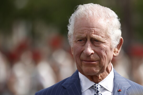 El rey Carlos III de Gran Bretaña asiste a una ceremonia en el Arco de Triunfo, el miércoles 20 de septiembre de 2023 en París.  El rey Carlos III del Reino Unido inicia el miércoles una visita de Estado de tres días a Francia destinada a resaltar la amistad entre las dos naciones con gran pompa, después de que el viaje fuera pospuesto en marzo en medio de manifestaciones generalizadas contra los cambios en las pensiones del presidente Emmanuel Macron.  (Yoan Valat, Pool vía AP)