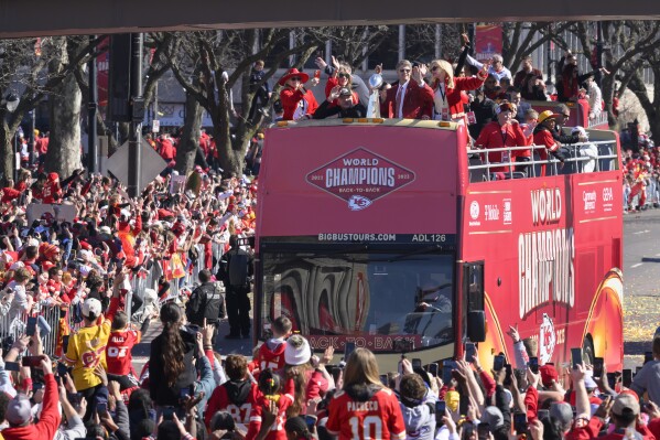El dueño mayoritario de los Chiefs de Kansas City Clark Hunt sostiene el trofeo Vince Lombardi mientras el autobús del equipo llega a la celebración tras ganar el Super Bowl en Kansas City, Misuri el miércoles 14 de febrero del 2024. (AP Foto/Reed Hoffmann)