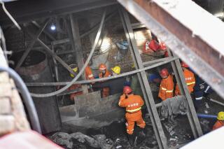 En esta imagen distribuida por la agencia noticiosa estatal china Xinhua, rescatistas trabajan en una mina de carbón en Duxigou, en Xixinzhuang, Xiaoyi, en la provincia de Shanxi, en el norte de China, el 16 de diciembre de 2021. (Cao Yang/Xinhua via AP)