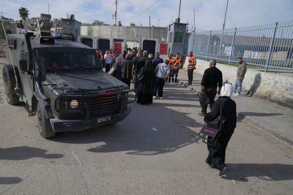 Người dân Palestine đi qua trạm kiểm soát Qalandia của quân đội Israel gần thành phố Ramallah ở Bờ Tây tới Jerusalem để tham gia buổi cầu nguyện thứ Sáu tại khu phức hợp Nhà thờ Hồi giáo Al-Aqsa trong tháng lễ Ramadan linh thiêng của người Hồi giáo vào thứ Sáu, ngày 14 tháng 3 năm 2025. (Ảnh AP/Nasser Nasser)