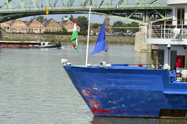 Un crucero dañado en el río Danubio el Budapest, Hungría, el 19 de mayo de 2024. (Foto AP/Bela Szandelszky)