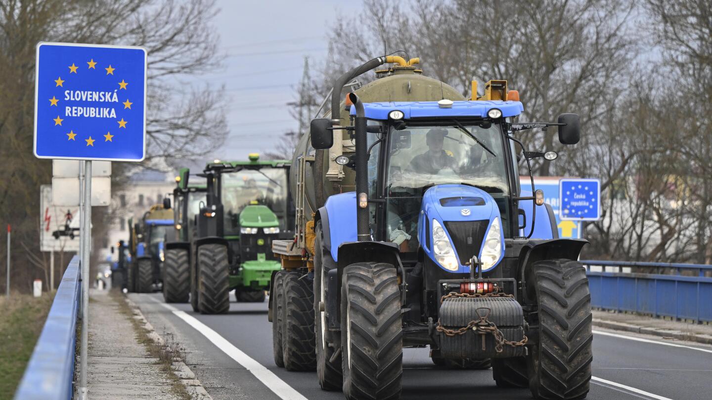 Farmári z 10 krajín EÚ spájajú sily – a traktory – na protest proti poľnohospodárskej politike