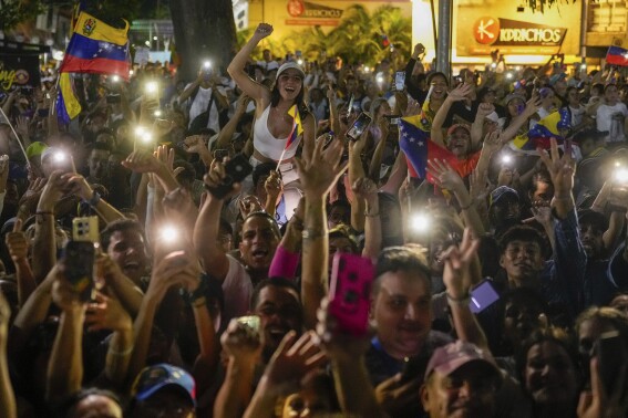 Supporters of the opposition's presidential candidate Edmundo Gonzalez cheer during his closing election campaign rally in Caracas, Venezuela, Thursday, July 25, 2024. The presidential election is set for July 28. (ĢӰԺ Photo/Matias Delacroix)