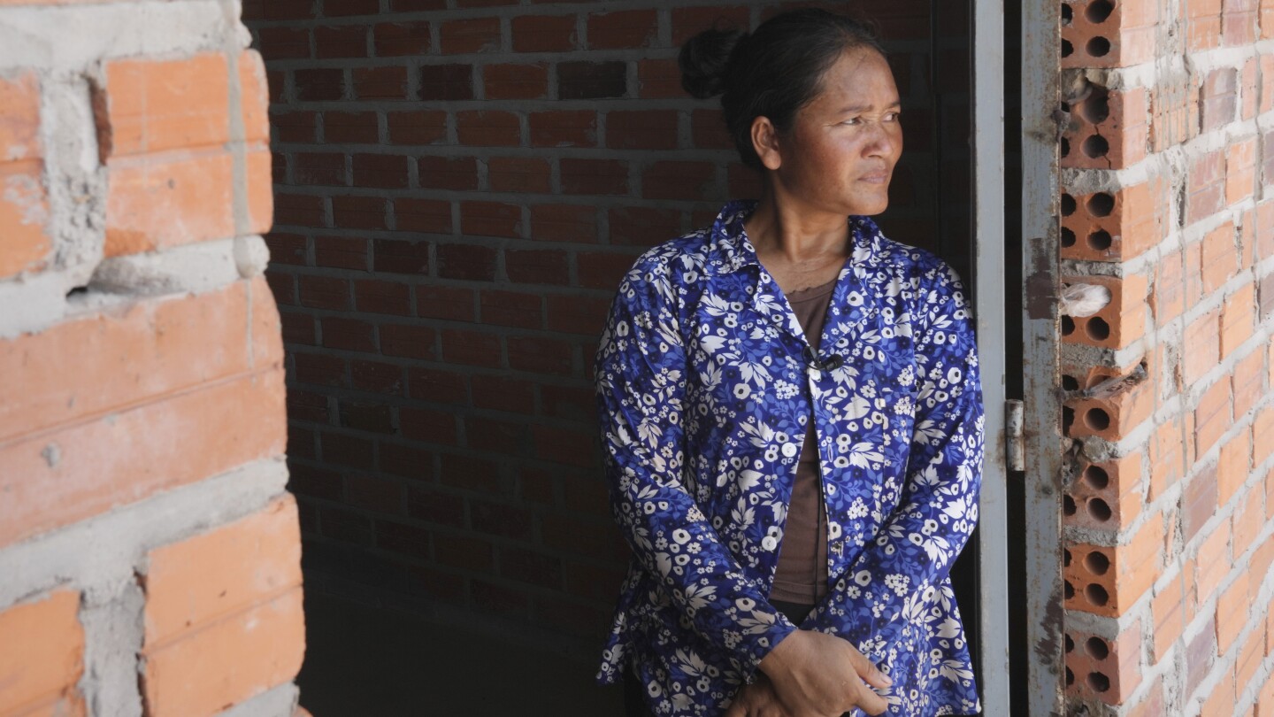 РУН ТА ЕК Камбоджа AP — Измина повече от година