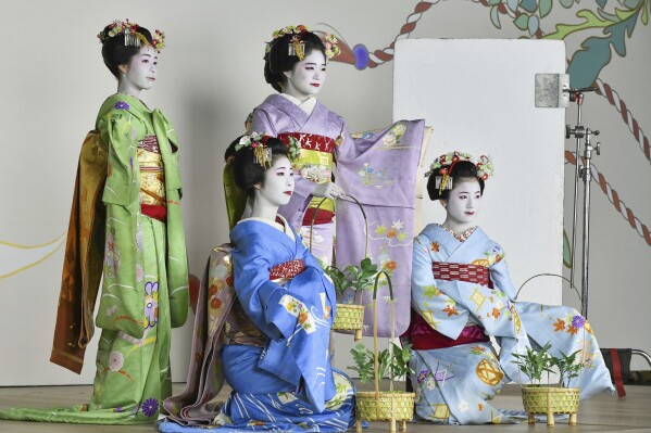 Maiko, ou apprentie geiko, pose pour des photos avant le prochain spectacle de danse Gion Odori à Kyoto, dans l'ouest du Japon, le 31 août 2023. (Kyodo News via AP)