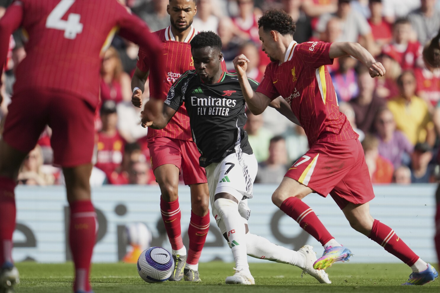 Arsenal saca empate ante el Liverpool y tendrá que pelear por estar en la próxima Champions
