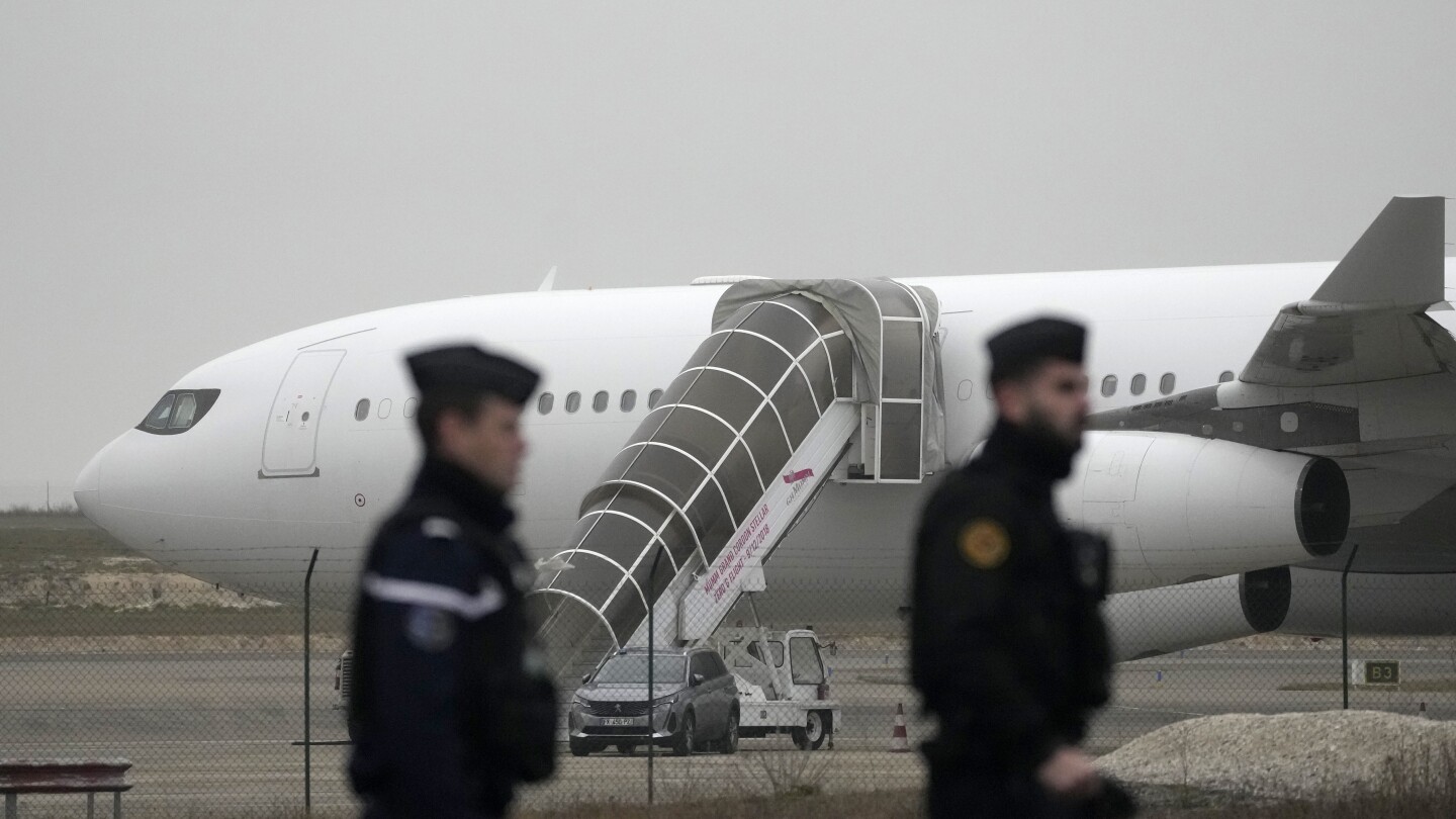 Самолет, заседнал с дни във Франция за разследване на трафик на хора, замина за Индия