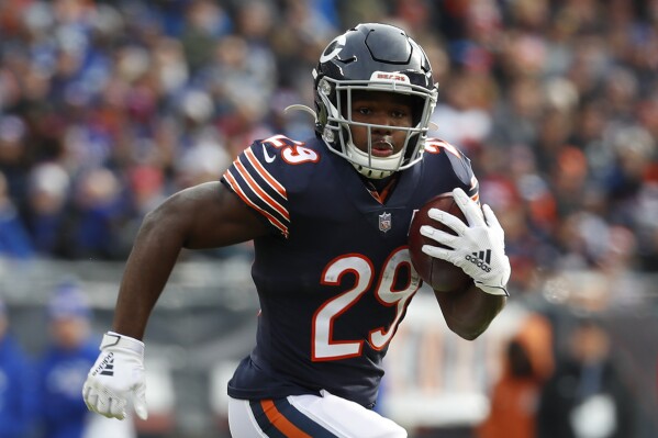 FILE - Chicago Bears running back Tarik Cohen (29) runs against the New York Giants during the first half of an NFL football game in Chicago, Sunday, Nov. 24, 2019. The New York Jets are signing the former Bears running back, who last played in the NFL in 2020 because of injuries. Coach Robert Saleh confirmed the Jets' move to bring in the 28-year-old Cohen, who was an All-Pro as a kick return specialist in 2018 and was selected for the Pro Bowl. (AP Photo/Paul Sancya, File)