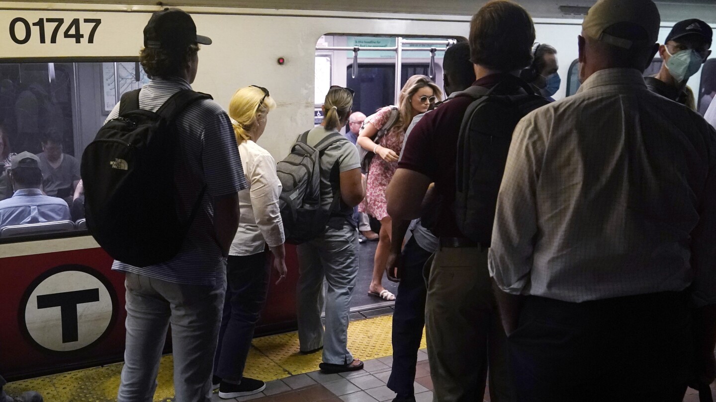 Пътниците в метрото, автобусите и железниците с ниски доходи в Бостън може да получават по-евтини билети