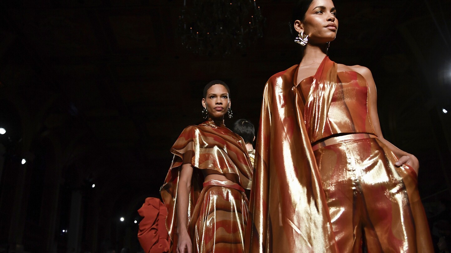 Кристиан Сириано разгръща гала-достоен свят в пясъка за Седмицата на модата в Ню Йорк