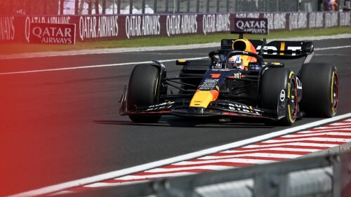El piloto holandés de Fórmula 1 Max Verstappen de Red Bull Racing conduce durante el Gran Premio de Fórmula 1 de Hungría, en el hipódromo de Hungría en Mogyorod, cerca de Budapest, Hungría, el domingo 23 de julio de 2023. (Foto AP/Denes Erdos)