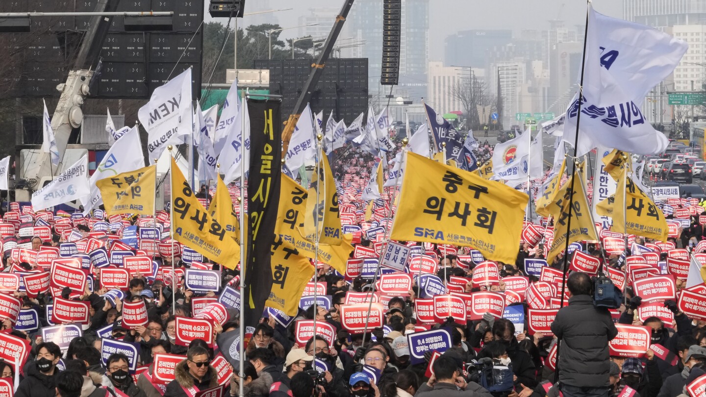 СЕУЛ Южна Корея AP — Хиляди старши лекари се събраха