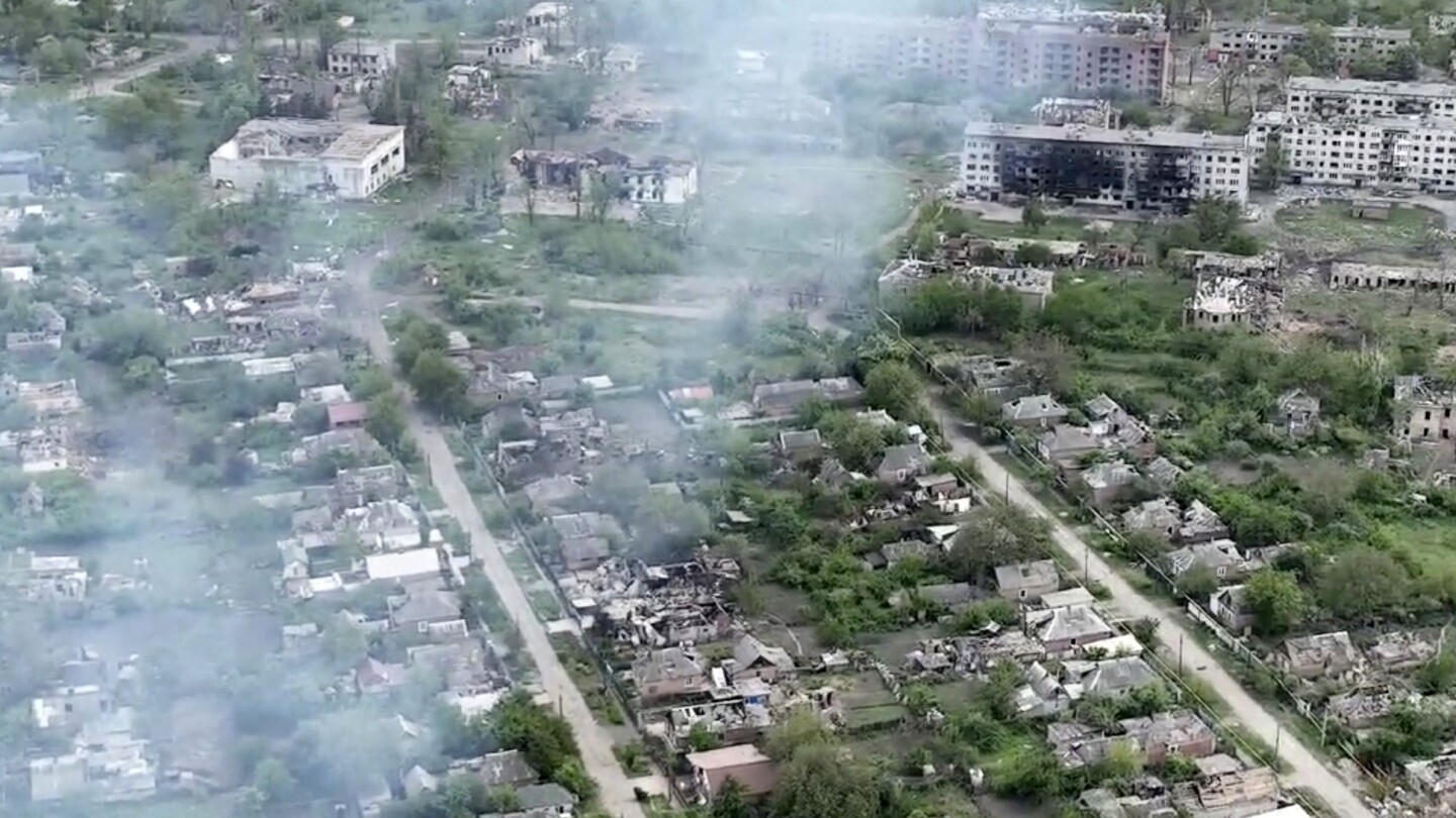 КИЕВ Украйна AP — Украинското село Очеретине е разрушено от