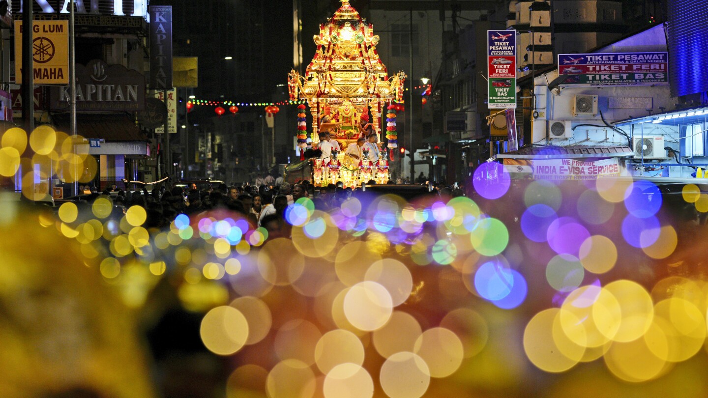 Януари 19-25, 2024Златната колесница, носеща идола на хиндуисткия бог Господ
