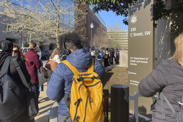 Hundreds of employees are laid out rolled up around the headquarters of health and social services, Tuesday morning April 1, 2025 in Washington. (AP photo / Amanda Seitz)